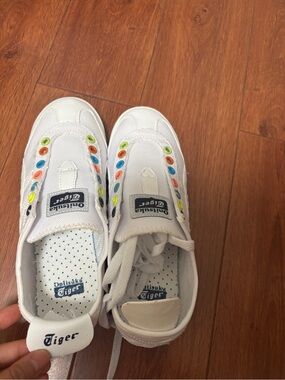 Onitsuka Tiger by Asics White Sneake women 5/5.5 or big kids